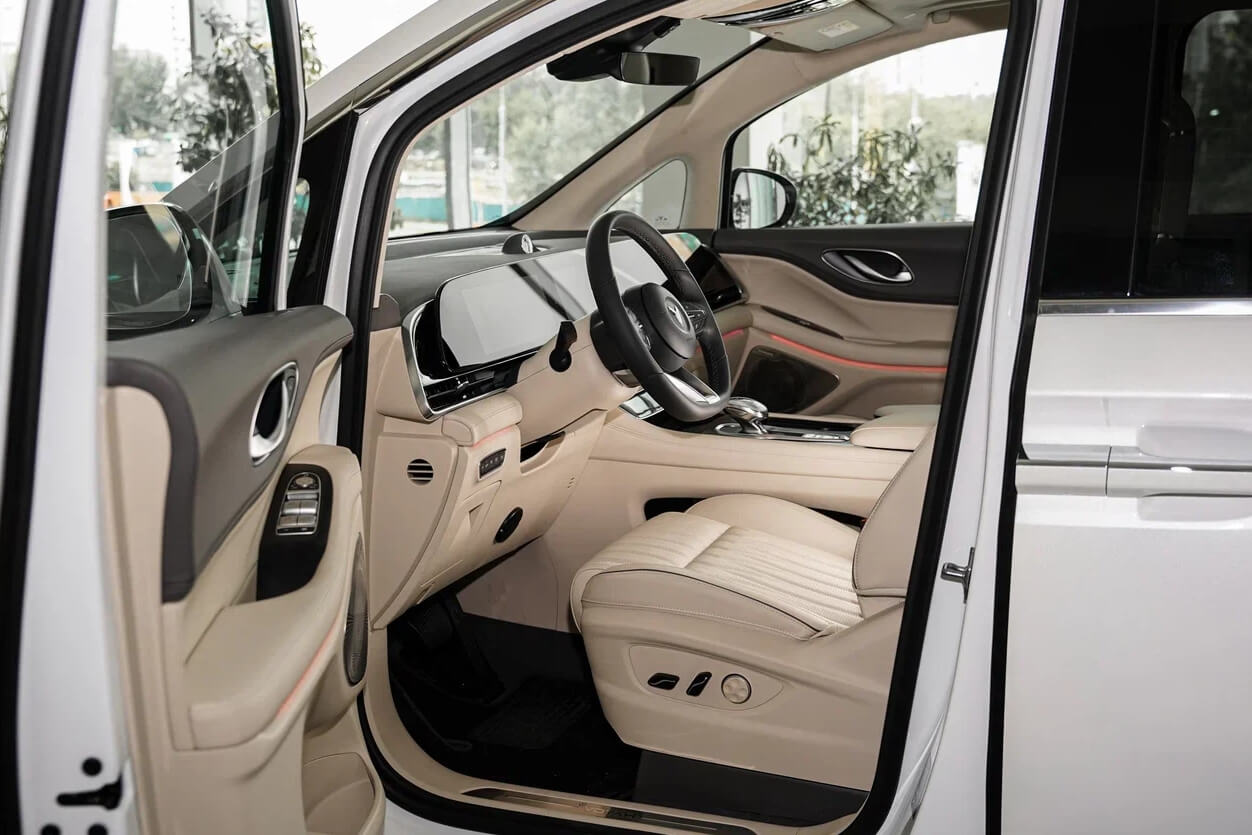 VOAYH DREAM EV у дилера в салоне